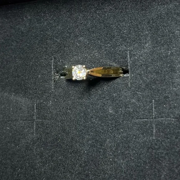 18k Gold Solitaire Diamond Ring. Diamond is .25ct S1 G; 3.5 grams. Size 4.5 - Picture 10 of 16